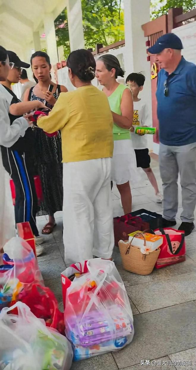 黄楼和养父母一家在南昌吃烤肉串烧烤店老板很仗义免单请客