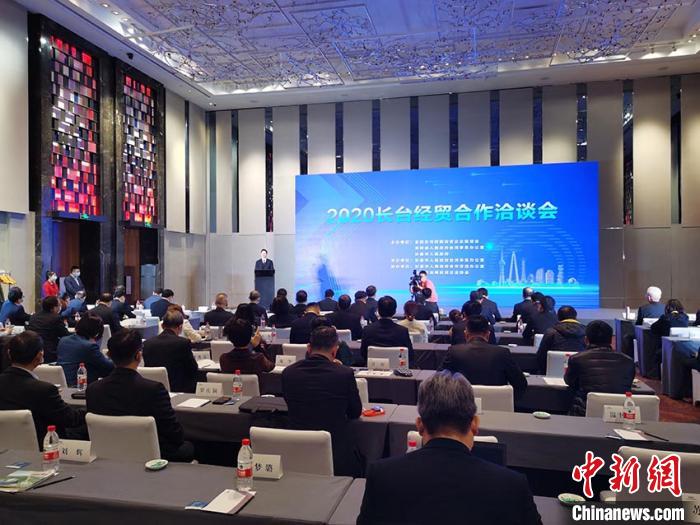 吉利控股集团与武汉经开区签订项目合作协议