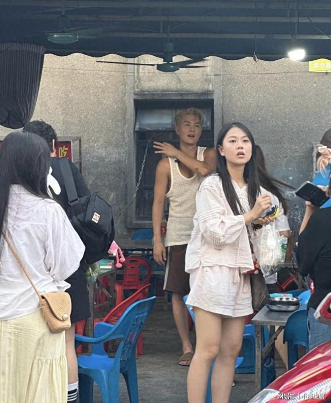 46岁吴克群现身广西街头穿拖鞋展现亲民风采购买众多特色小吃